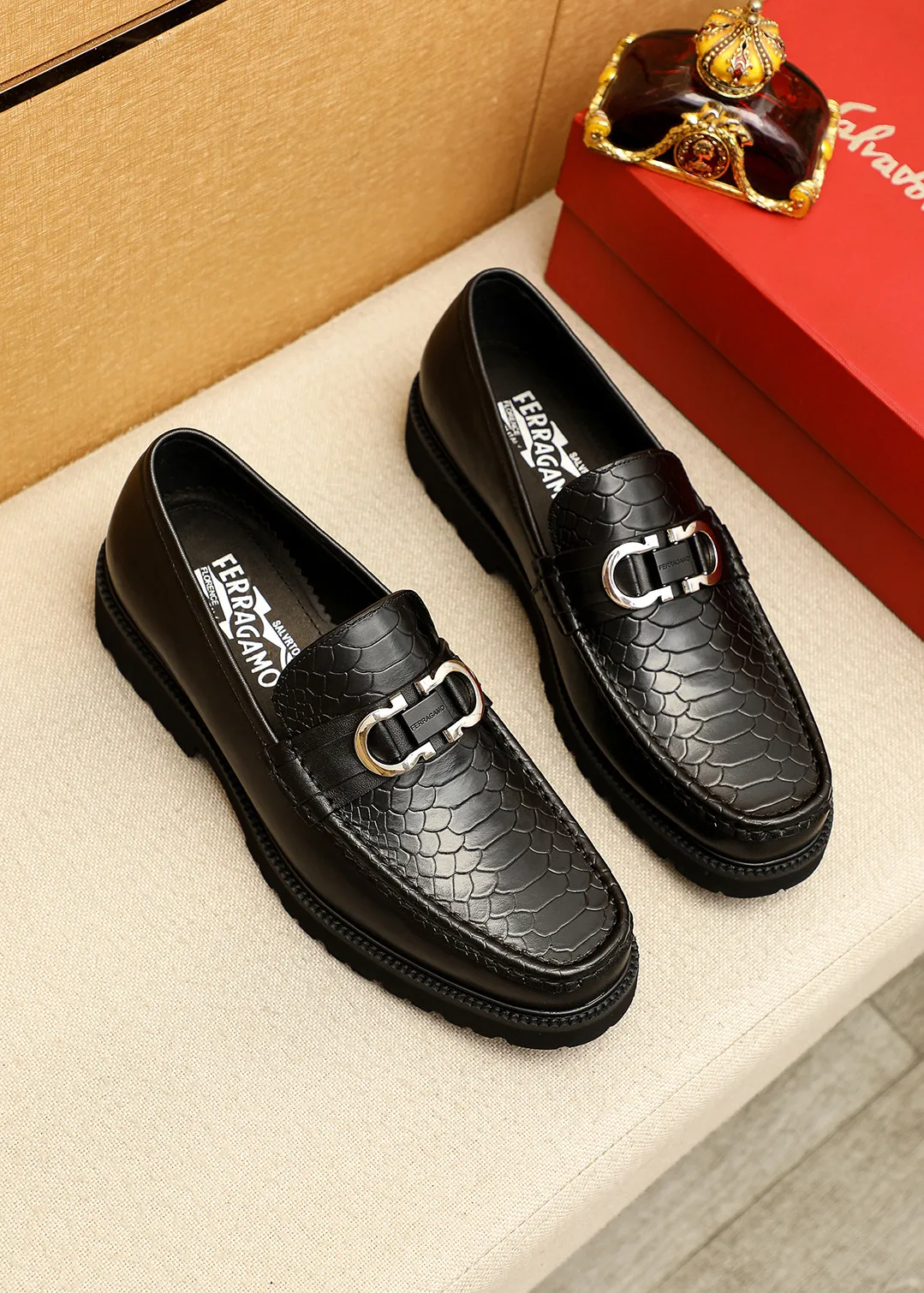 Men's shoes 💰560 💐 Product trademark: Ferragamo "Ferragamo" casual leather shoes Regular size: 38-44 (45.46🉑️customized) Product materials: Selected imported first-layer calfskin upper + original hardware buckle, imported water-dyed cowhide leather lining. Strong three-dimensional visual effect, original outsole color: 2 colors available